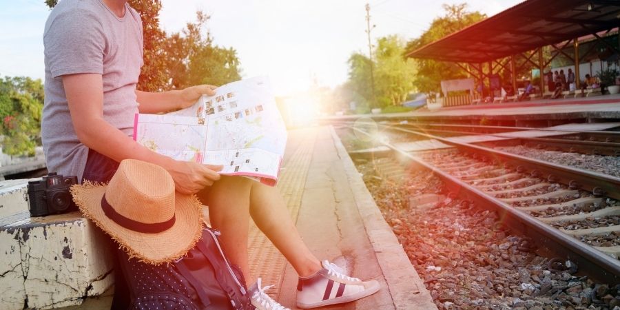 Mujer en estacion del tren viendo consejos para laburar y estudiar en el extranjero