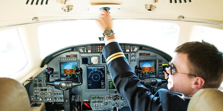 Cuanto Gana un piloto de avion por el mundo