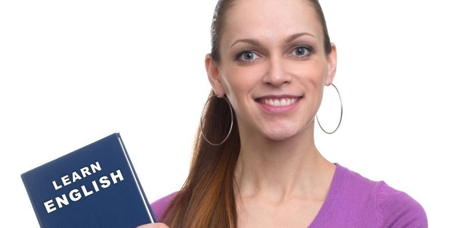 Mujer con libro en la mano de aprender ingles feliz pues aprobo el IELTS