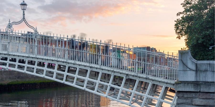 Hapenny Brige el primer puente de Irlanda