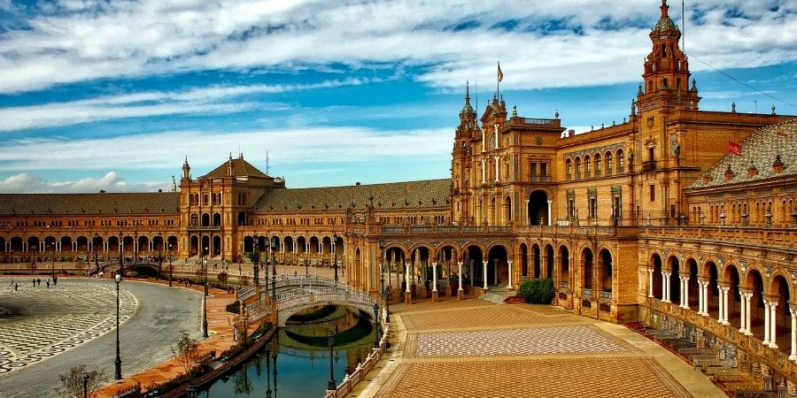 Plaza en España destino ideal para laborar y educarte