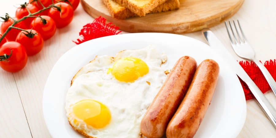 desayuno canadiense con huevos y salchicha  